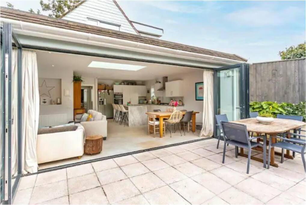 Beautiful 4 Double Bedroom House In With Hot Tub, Near Sandbanks Holiday home *