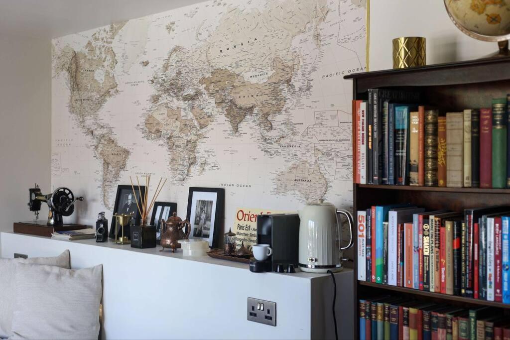 Luxurious With Desk & Mini Library Apartment *