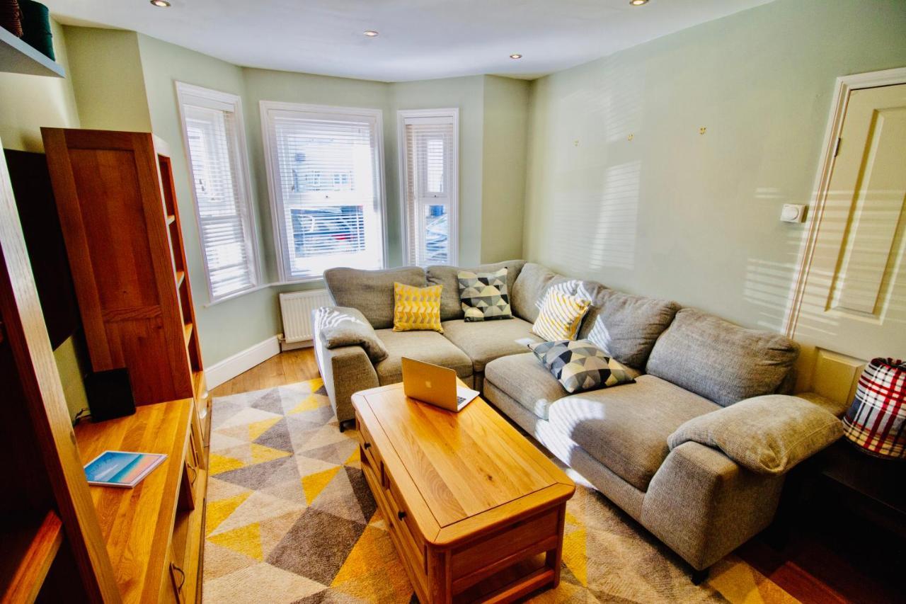 Modern 3 Bed W/ Garden, Nr Holiday home