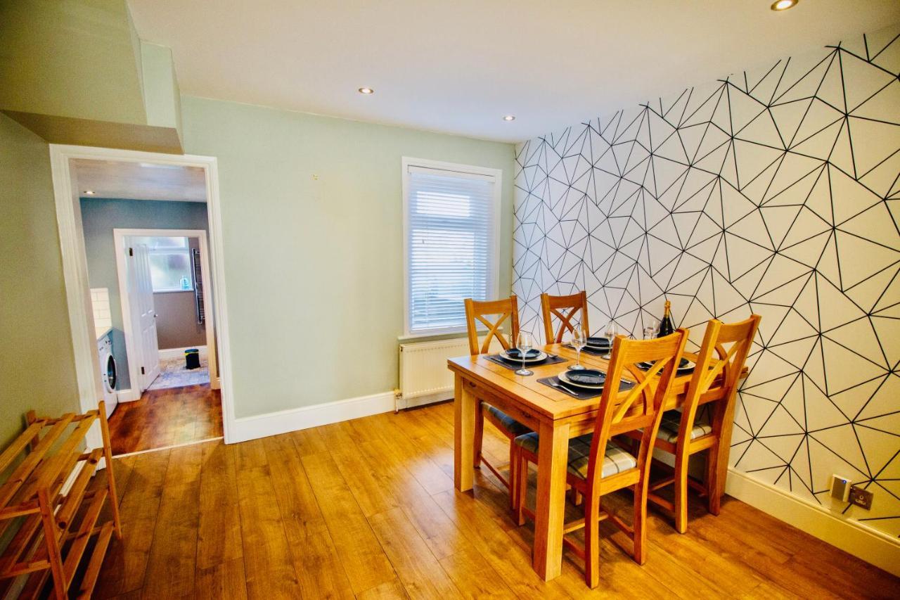 Modern 3 Bed W/ Garden, Nr Poole