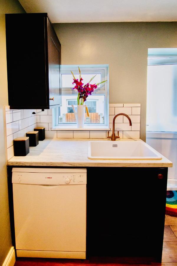 Modern 3 Bed W/ Garden, Nr