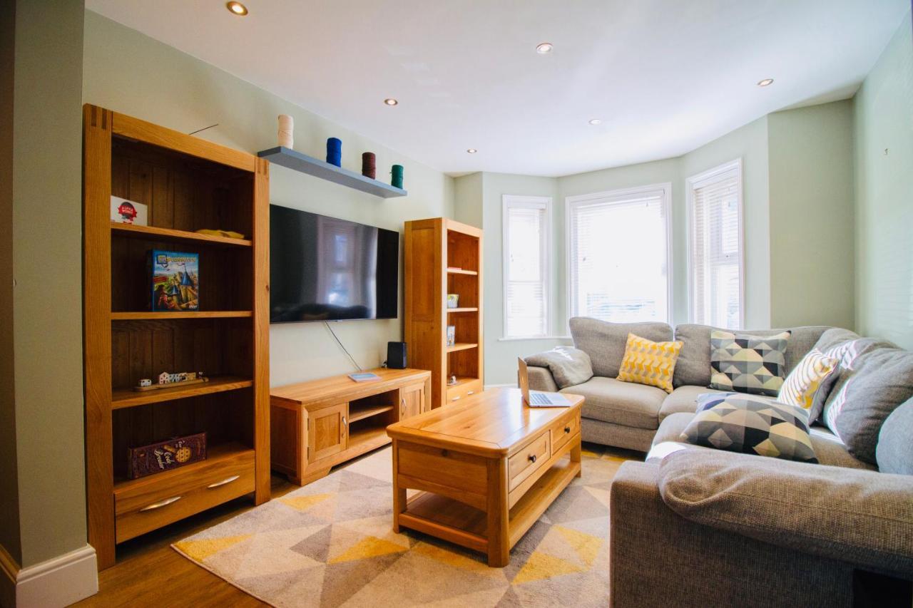 Modern 3 Bed W/ Garden, Nr Poole