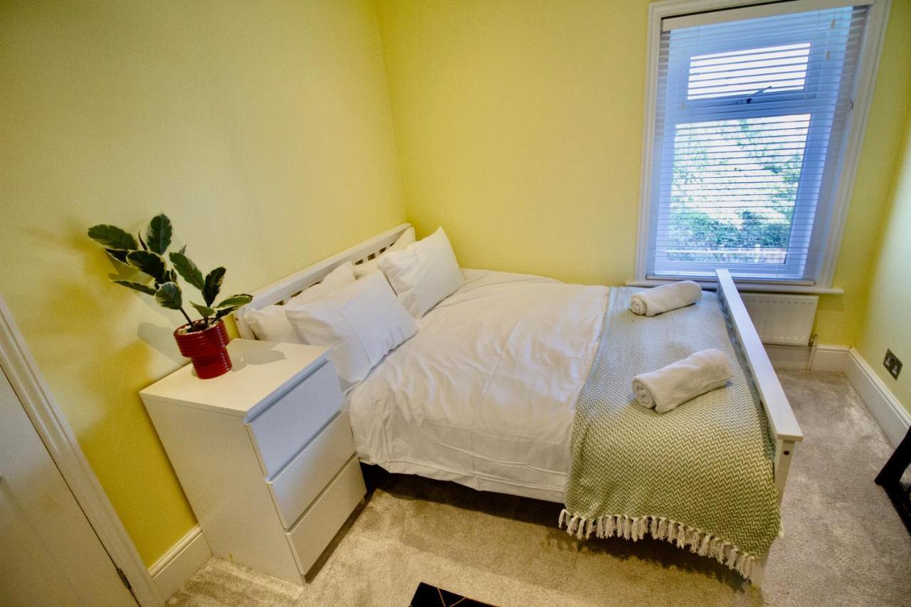 Modern 3 Bed W/ Garden, Nr *