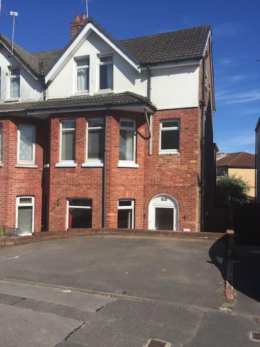 Spacious 5 Large Bedroom Victorian House - 2 Miles *