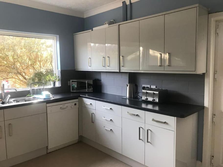 Spacious 5 Large Bedroom Victorian House - 2 Miles * Poole