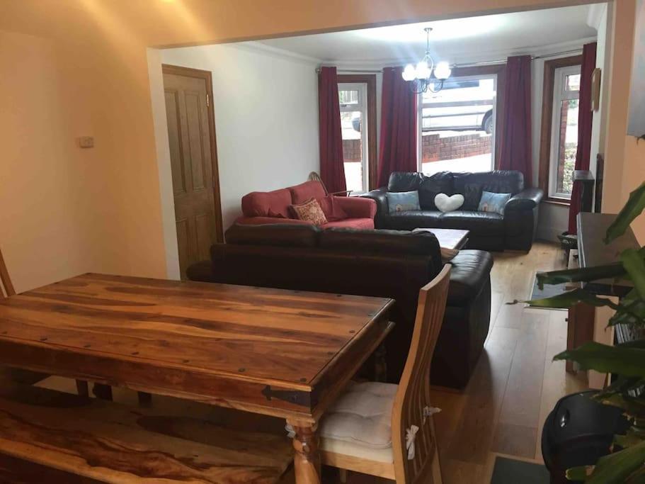 Holiday home Spacious 5 Large Bedroom Victorian House - 2 Miles