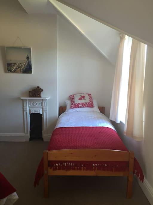 Spacious 5 Large Bedroom Victorian House - 2 Miles Holiday home *