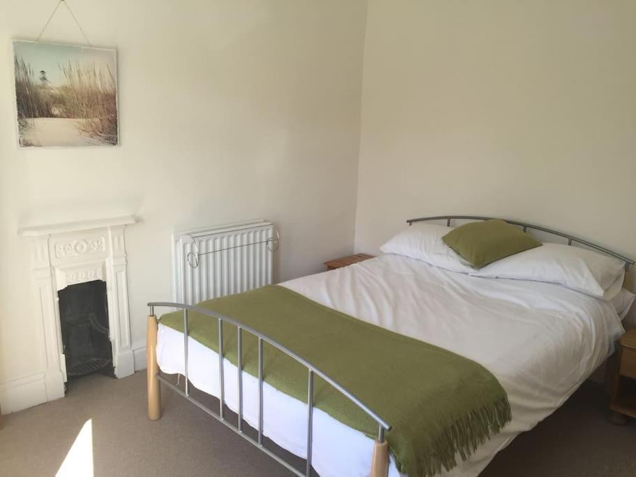 Spacious 5 Large Bedroom Victorian House - 2 Miles