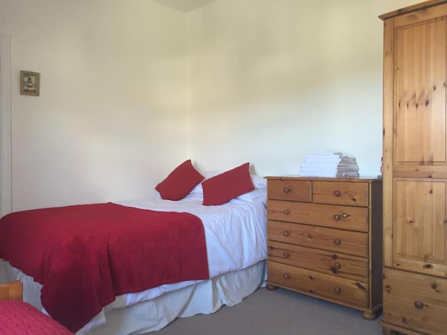 Spacious 5 Large Bedroom Victorian House - 2 Miles Holiday home