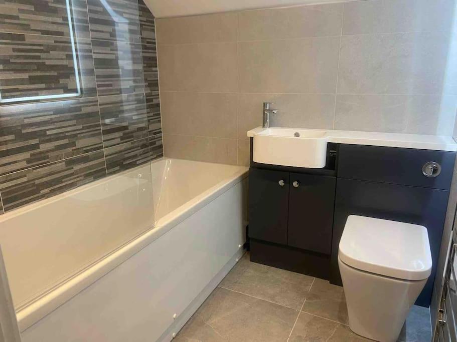 Holiday home Spacious 5 Large Bedroom Victorian House - 2 Miles *