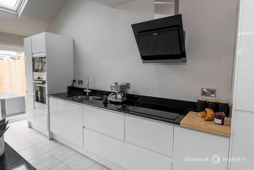 Sarnia Retreat By Grandeur *