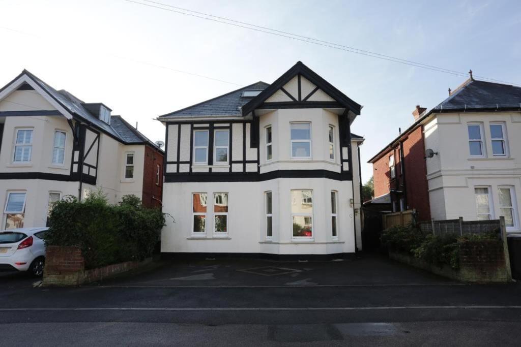 Bournecoast: Large Near / Shops -hb8380 * Poole
