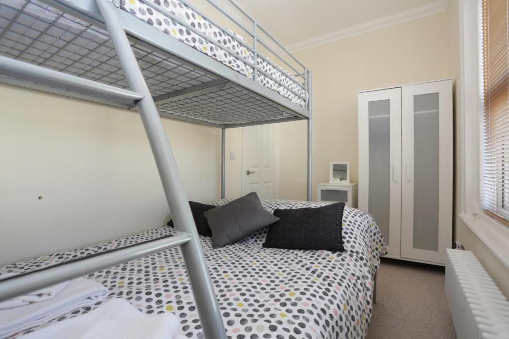 Bournecoast: Large Near / Shops -hb8380 Holiday home