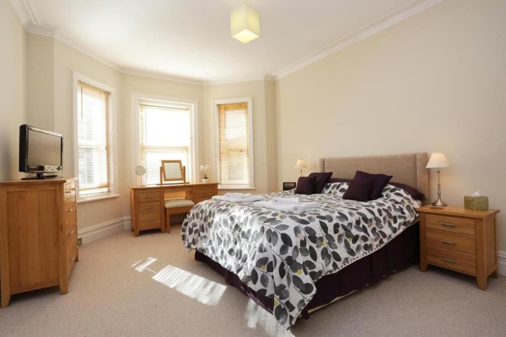 Bournecoast: Large Near / Shops -hb8380