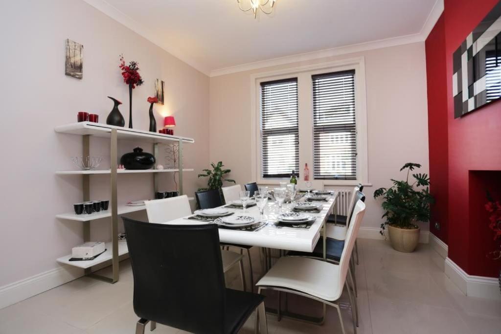 Bournecoast: Large Near / Shops -hb8380
