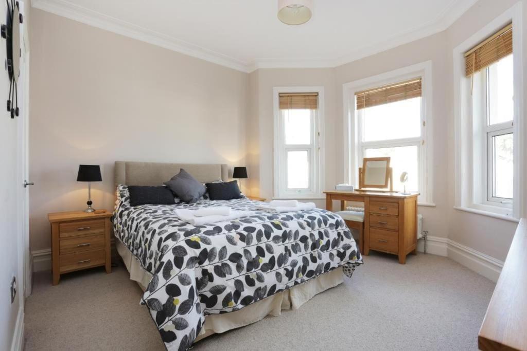 Bournecoast: Large Near / Shops -hb8380