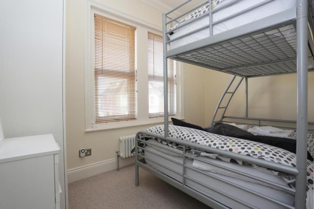 Bournecoast: Large Near / Shops -hb8380