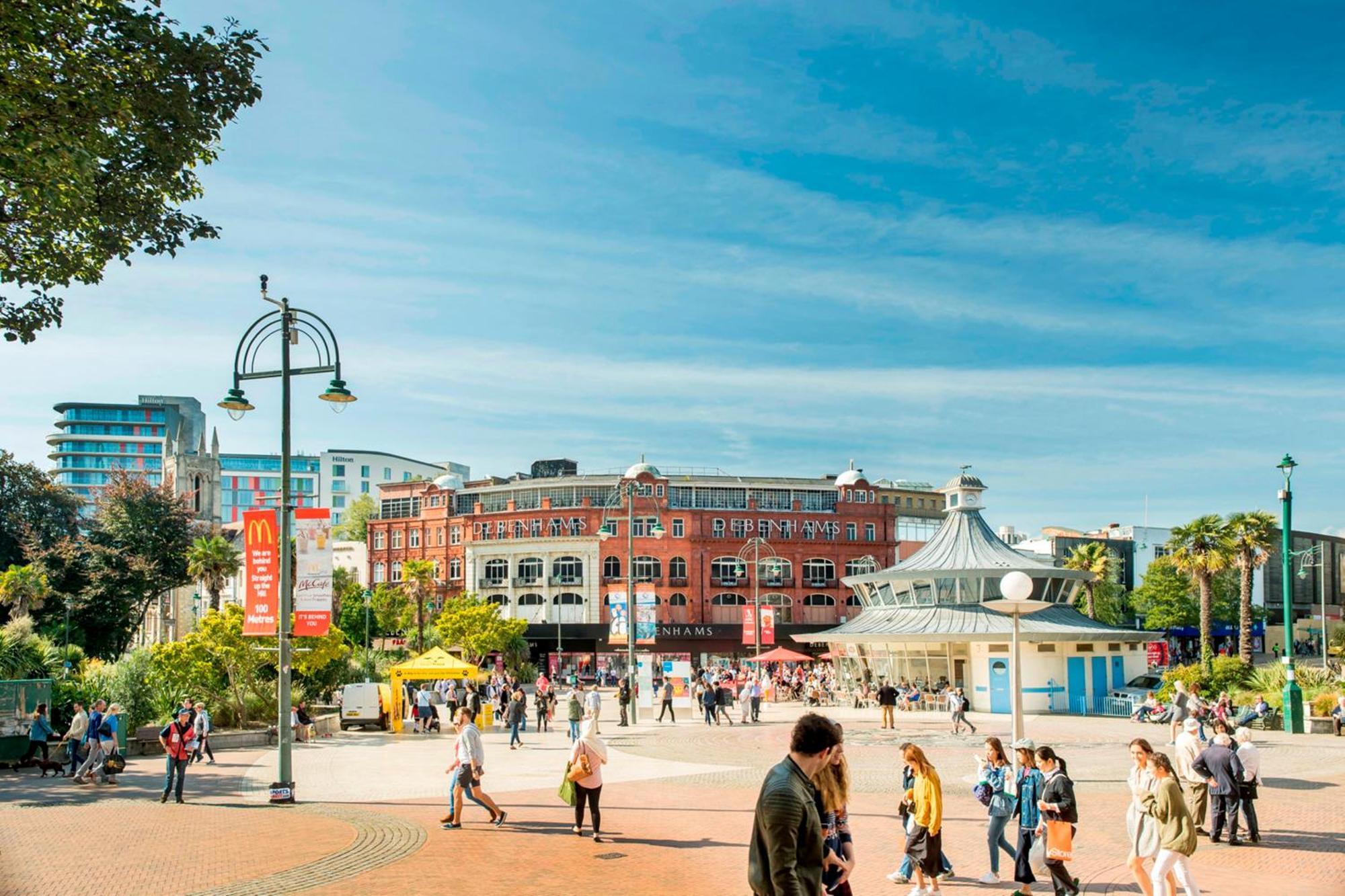 Bournecoast: Large Near / Shops -hb8380 *