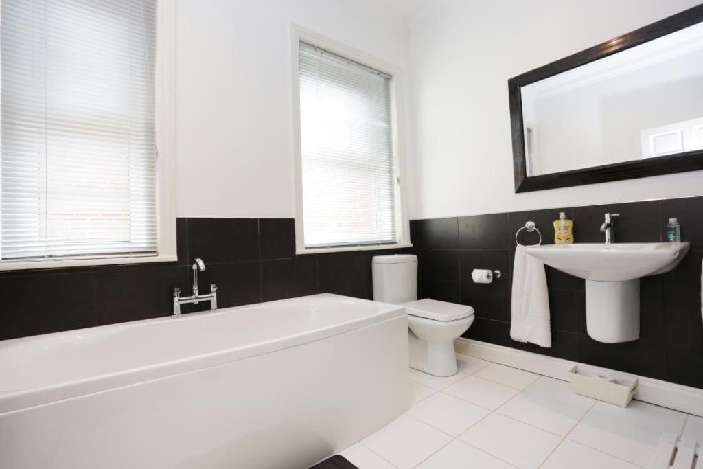 Holiday home Bournecoast: Large Near / Shops -hb8380