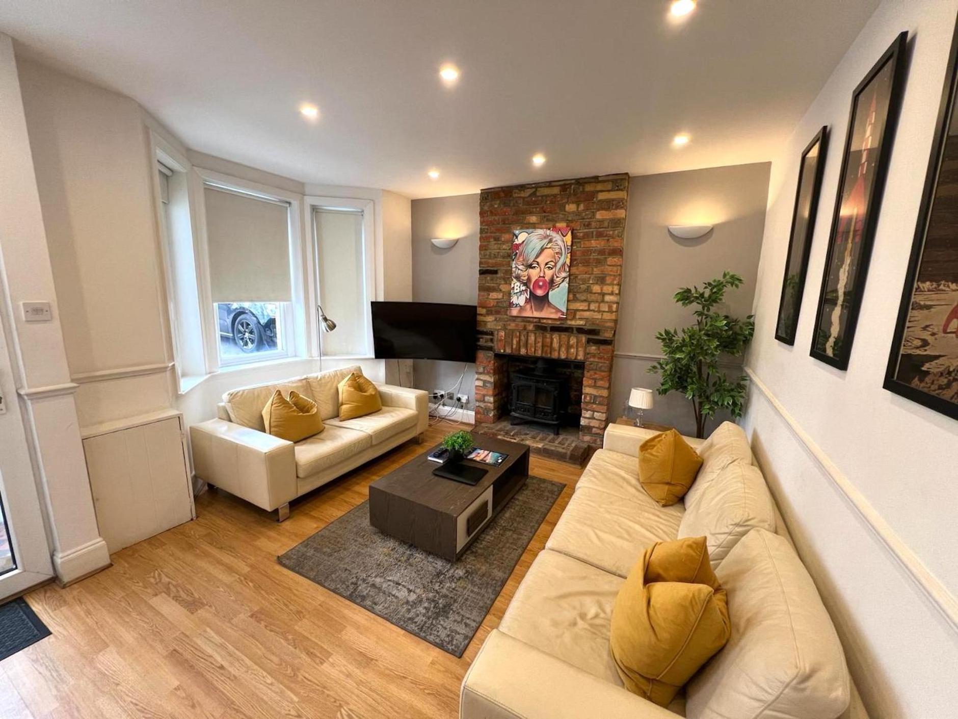 Great 4 Bedroom House - Great Location - Garden - Parking - Fast Wifi - Smart Tv - Newly Decorated - Sleeps Up To 8! Only 10 Mins Drive To Sandbanks Beach! Close To & Bournemouth Holiday home *