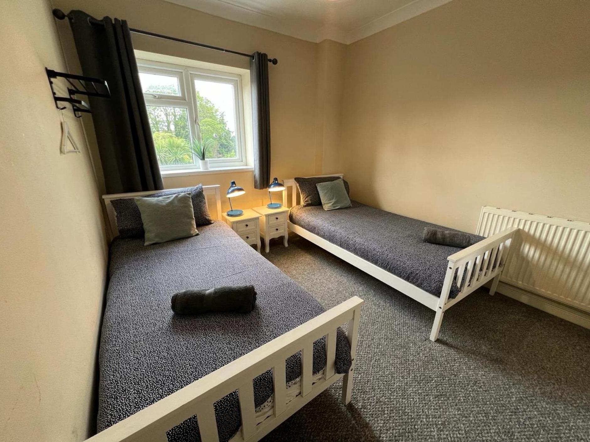 Great 4 Bedroom House - Great Location - Garden - Parking - Fast Wifi - Smart Tv - Newly Decorated - Sleeps Up To 8! Only 10 Mins Drive To Sandbanks Beach! Close To & Bournemouth Poole