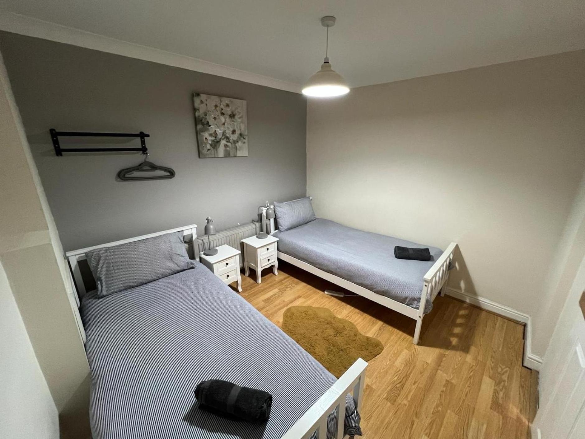 Great 4 Bedroom House - Great Location - Garden - Parking - Fast Wifi - Smart Tv - Newly Decorated - Sleeps Up To 8! Only 10 Mins Drive To Sandbanks Beach! Close To & Bournemouth * Poole
