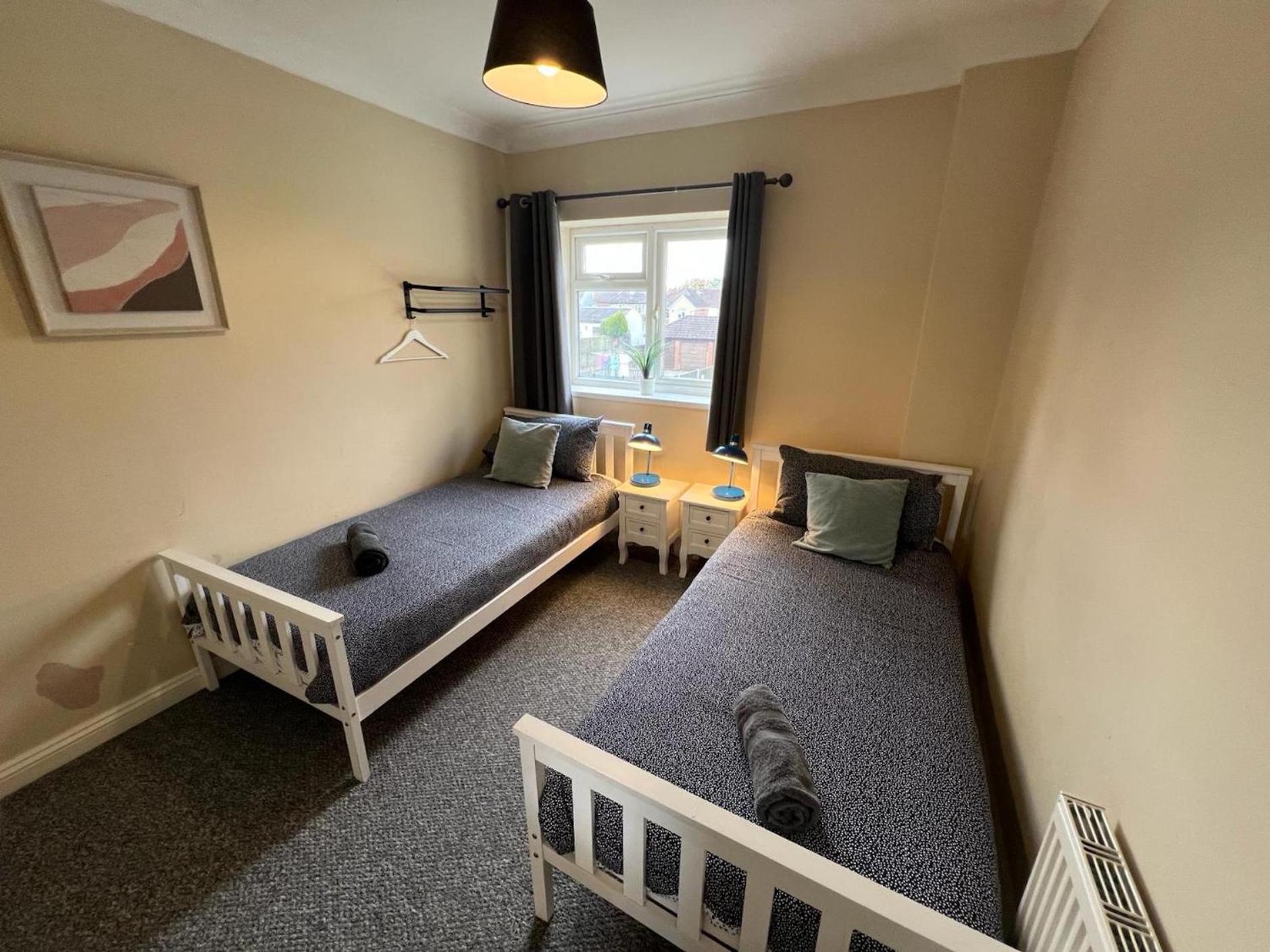 Great 4 Bedroom House - Great Location - Garden - Parking - Fast Wifi - Smart Tv - Newly Decorated - Sleeps Up To 8! Only 10 Mins Drive To Sandbanks Beach! Close To & Bournemouth