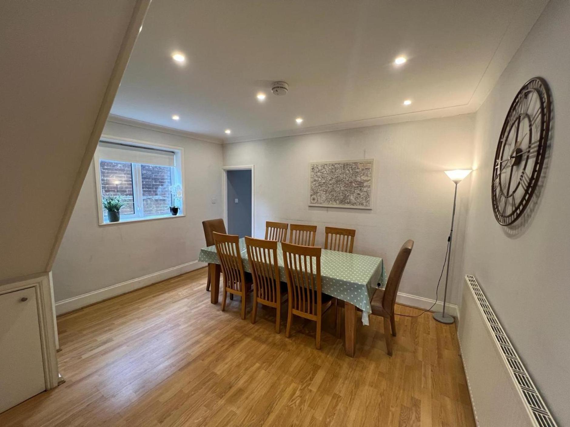Holiday home Great 4 Bedroom House - Great Location - Garden - Parking - Fast Wifi - Smart Tv - Newly Decorated - Sleeps Up To 8! Only 10 Mins Drive To Sandbanks Beach! Close To & Bournemouth