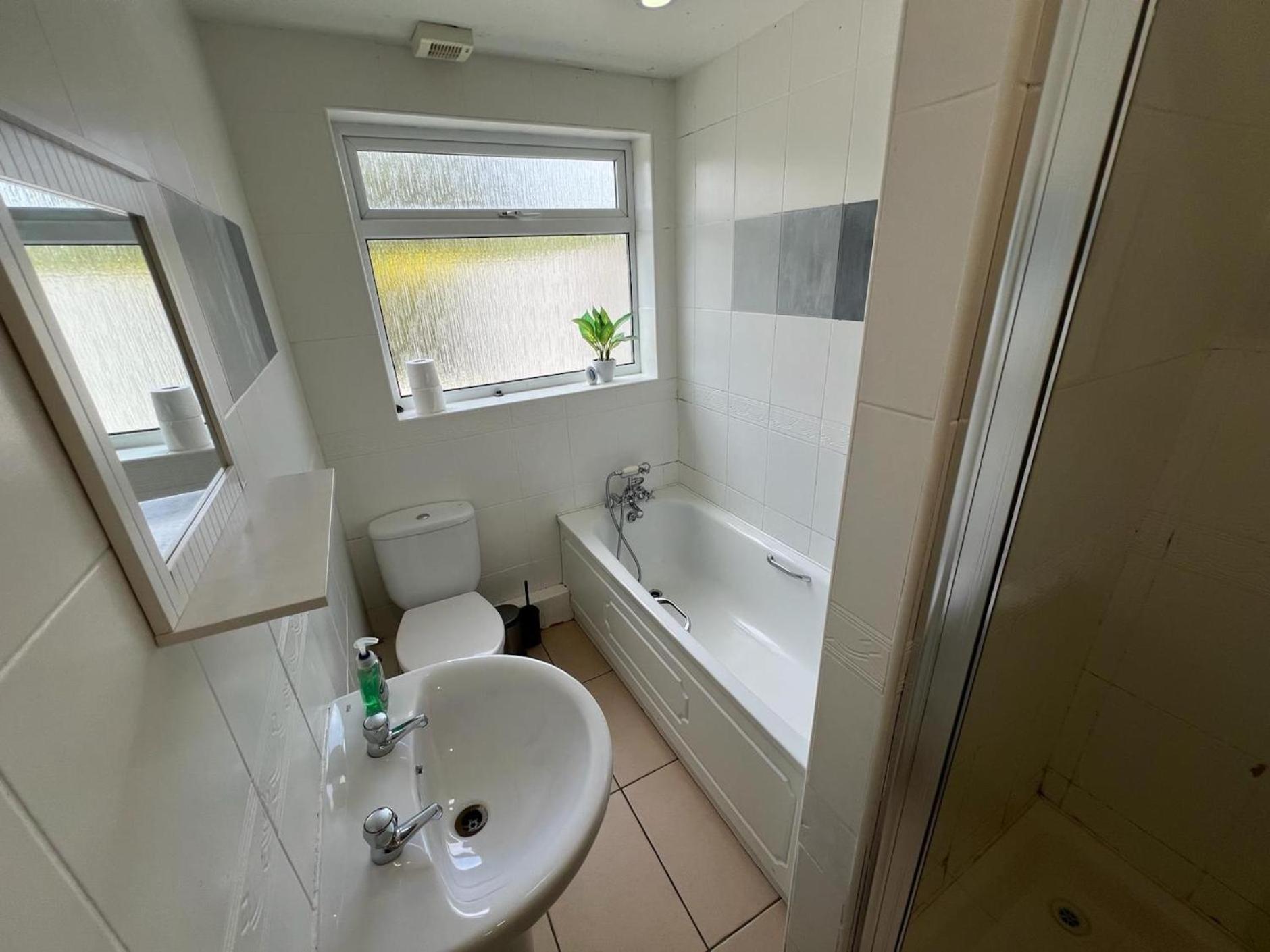 Great 4 Bedroom House - Great Location - Garden - Parking - Fast Wifi - Smart Tv - Newly Decorated - Sleeps Up To 8! Only 10 Mins Drive To Sandbanks Beach! Close To & Bournemouth Holiday home *