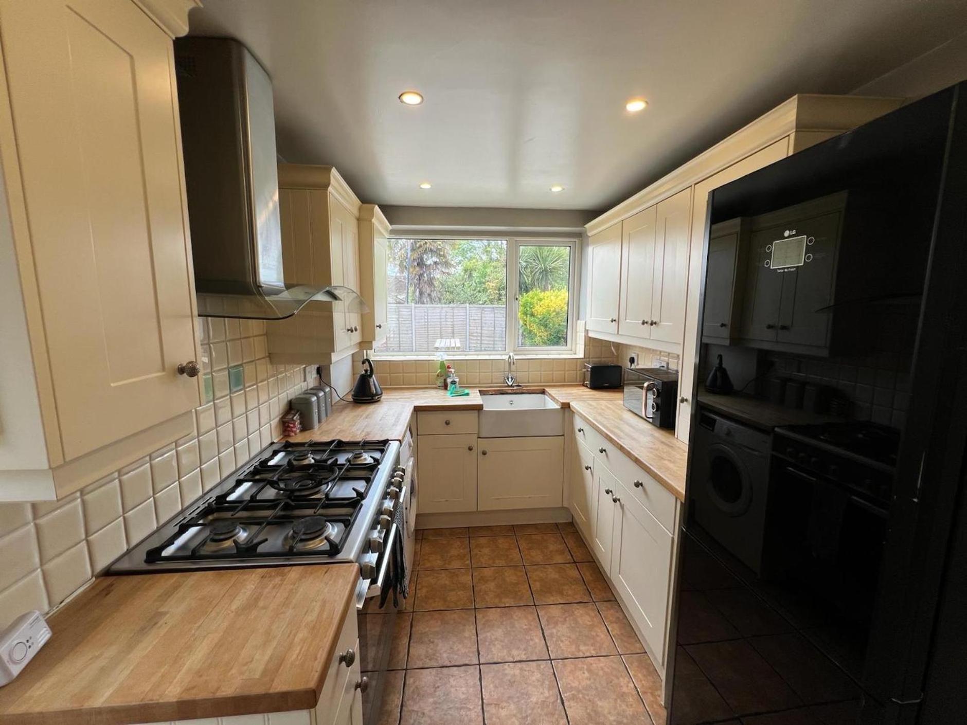 Holiday home Great 4 Bedroom House - Great Location - Garden - Parking - Fast Wifi - Smart Tv - Newly Decorated - Sleeps Up To 8! Only 10 Mins Drive To Sandbanks Beach! Close To & Bournemouth *