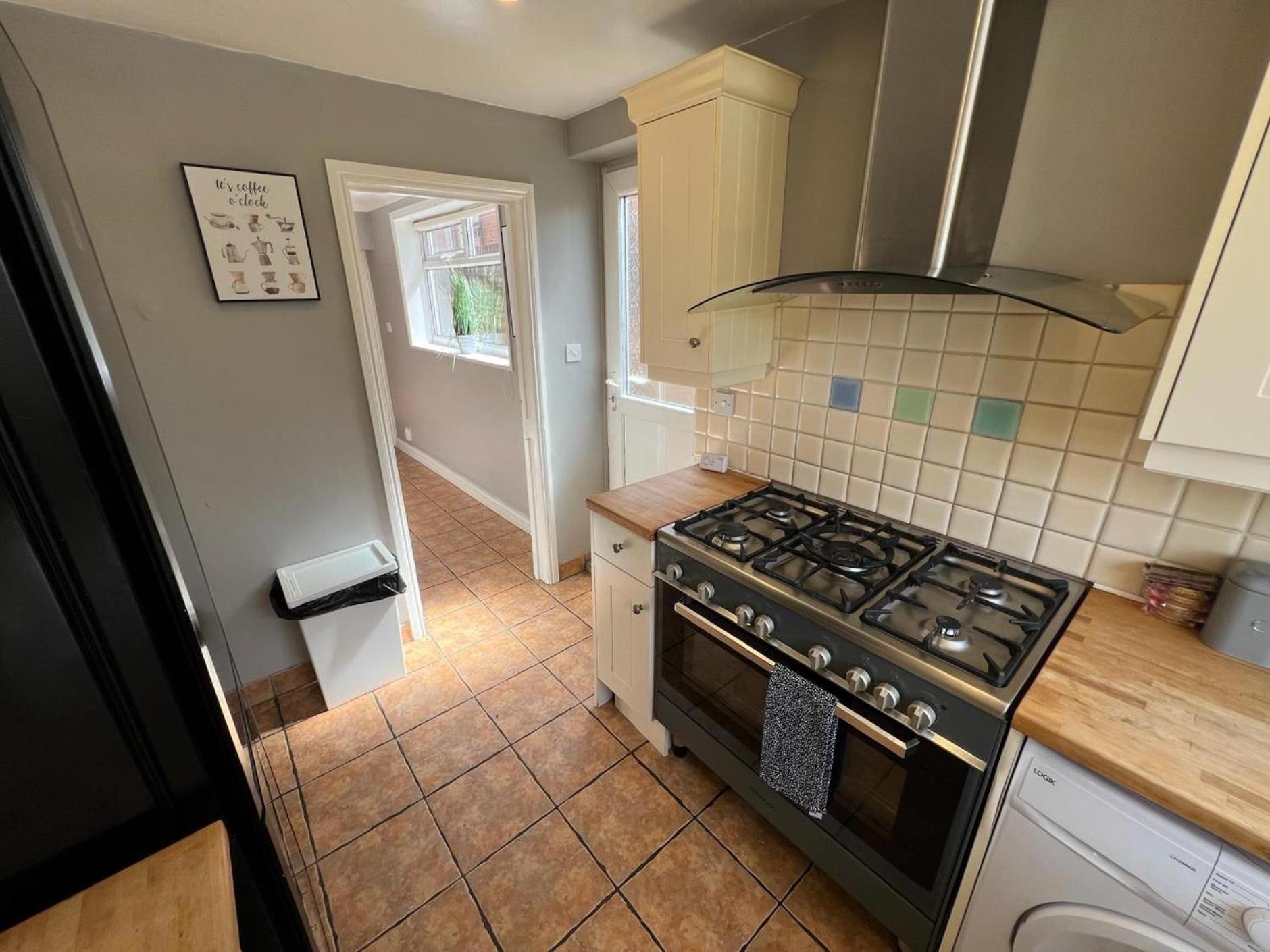 Holiday home Great 4 Bedroom House - Great Location - Garden - Parking - Fast Wifi - Smart Tv - Newly Decorated - Sleeps Up To 8! Only 10 Mins Drive To Sandbanks Beach! Close To & Bournemouth Poole