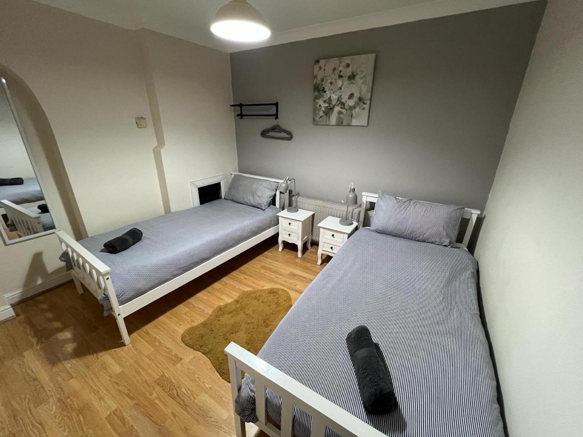 Great 4 Bedroom House - Great Location - Garden - Parking - Fast Wifi - Smart Tv - Newly Decorated - Sleeps Up To 8! Only 10 Mins Drive To Sandbanks Beach! Close To & Bournemouth *