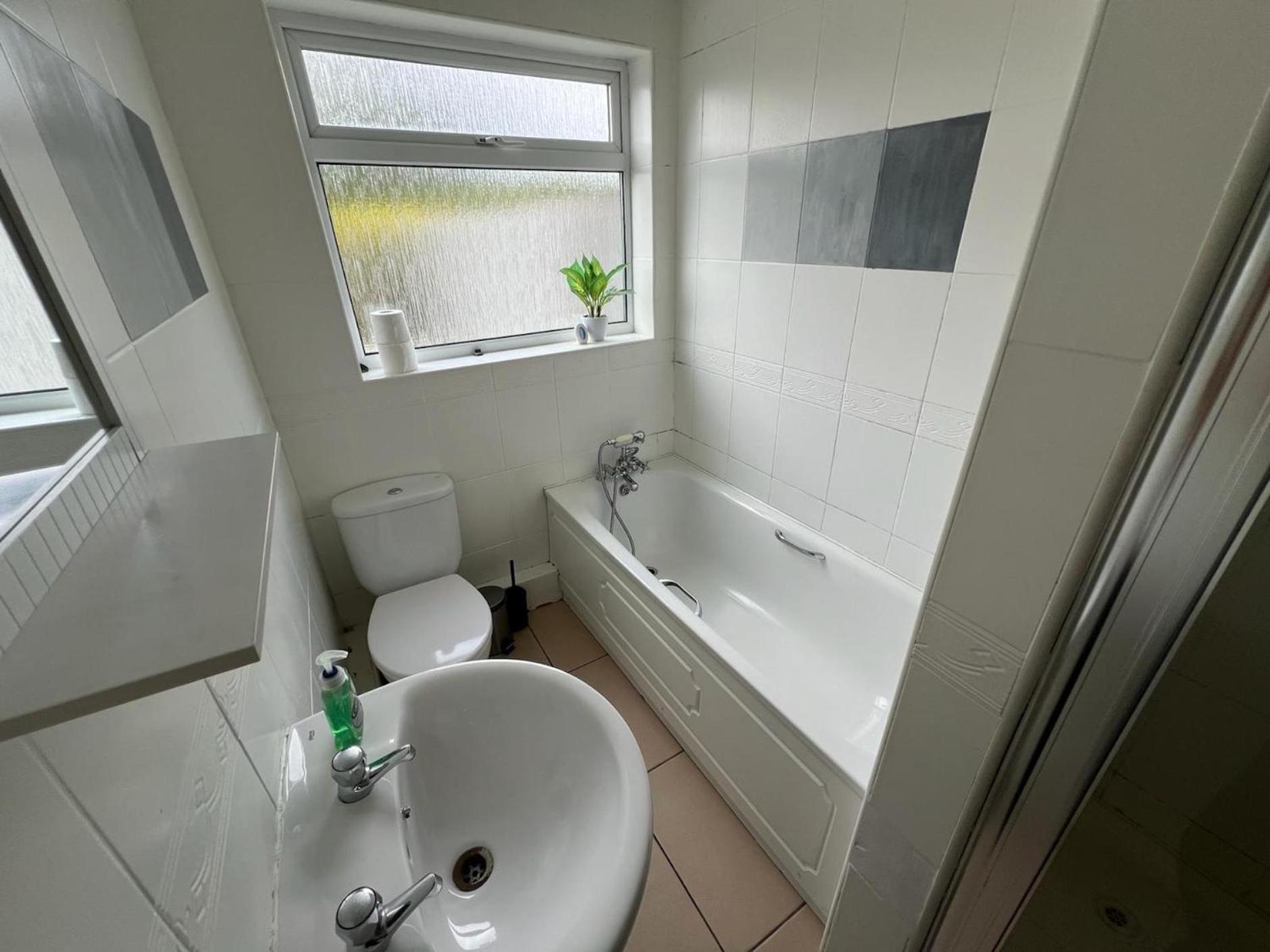 Great 4 Bedroom House - Great Location - Garden - Parking - Fast Wifi - Smart Tv - Newly Decorated - Sleeps Up To 8! Only 10 Mins Drive To Sandbanks Beach! Close To & Bournemouth * Poole