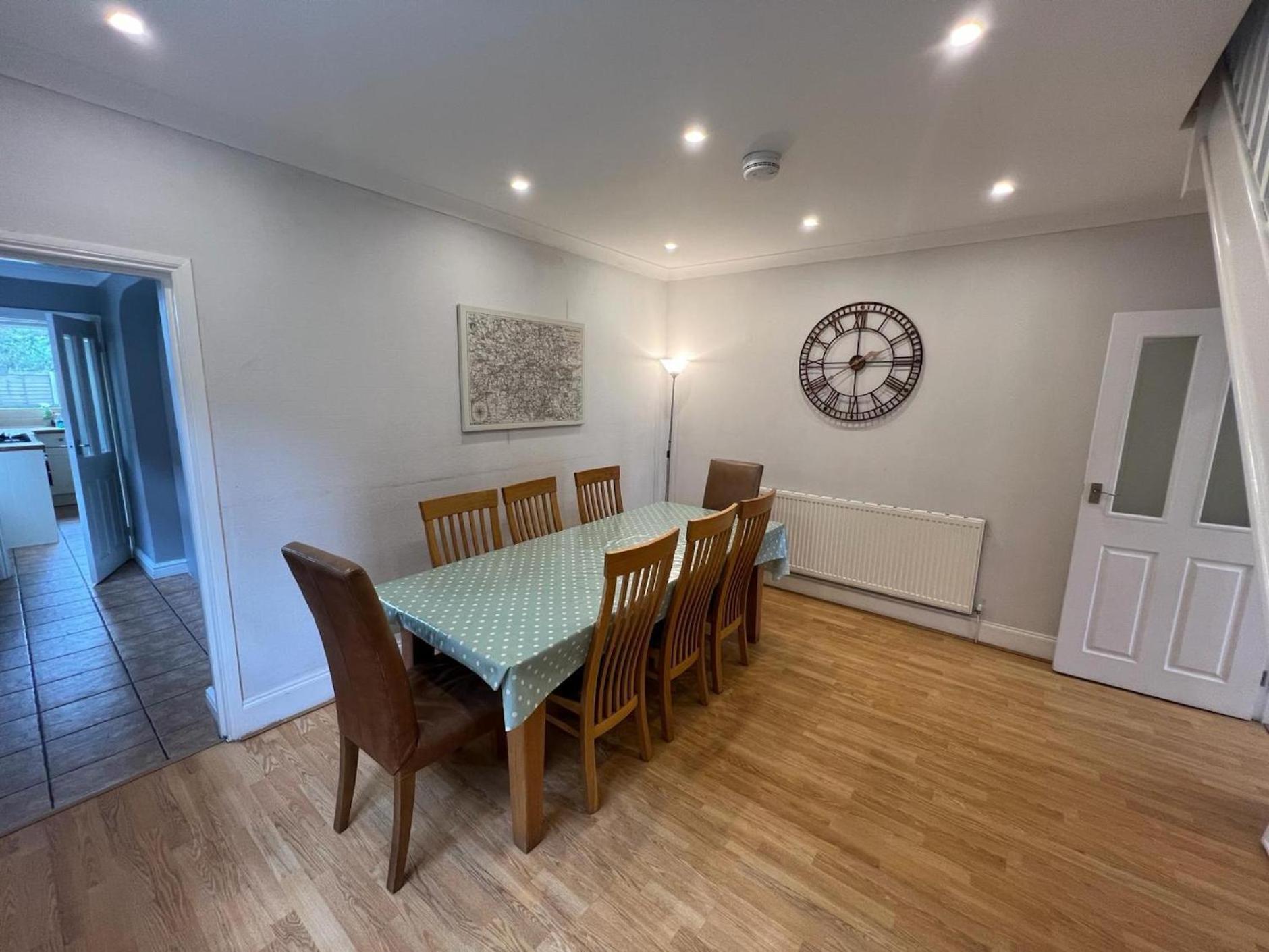 Great 4 Bedroom House - Great Location - Garden - Parking - Fast Wifi - Smart Tv - Newly Decorated - Sleeps Up To 8! Only 10 Mins Drive To Sandbanks Beach! Close To & Bournemouth