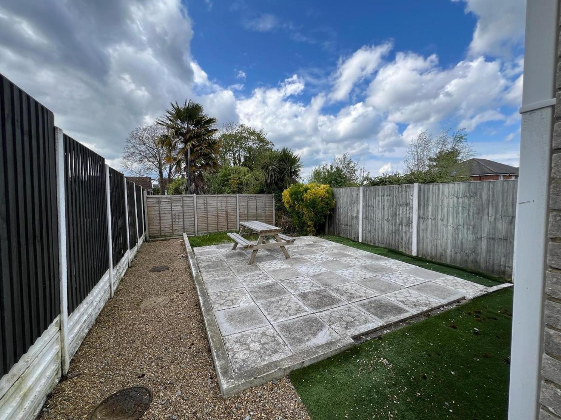 Great 4 Bedroom House - Great Location - Garden - Parking - Fast Wifi - Smart Tv - Newly Decorated - Sleeps Up To 8! Only 10 Mins Drive To Sandbanks Beach! Close To & Bournemouth Holiday home