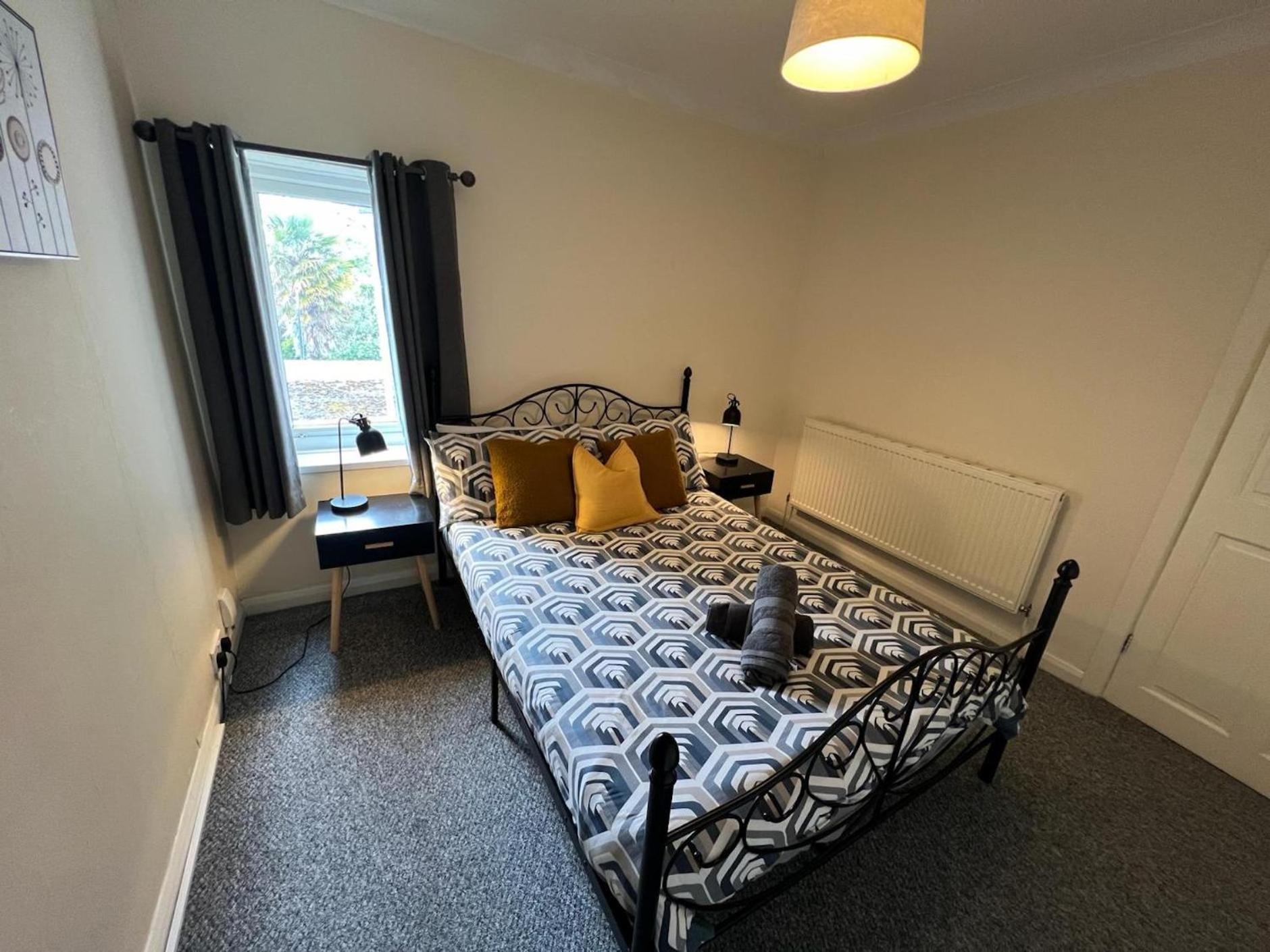Holiday home Great 4 Bedroom House - Great Location - Garden - Parking - Fast Wifi - Smart Tv - Newly Decorated - Sleeps Up To 8! Only 10 Mins Drive To Sandbanks Beach! Close To & Bournemouth