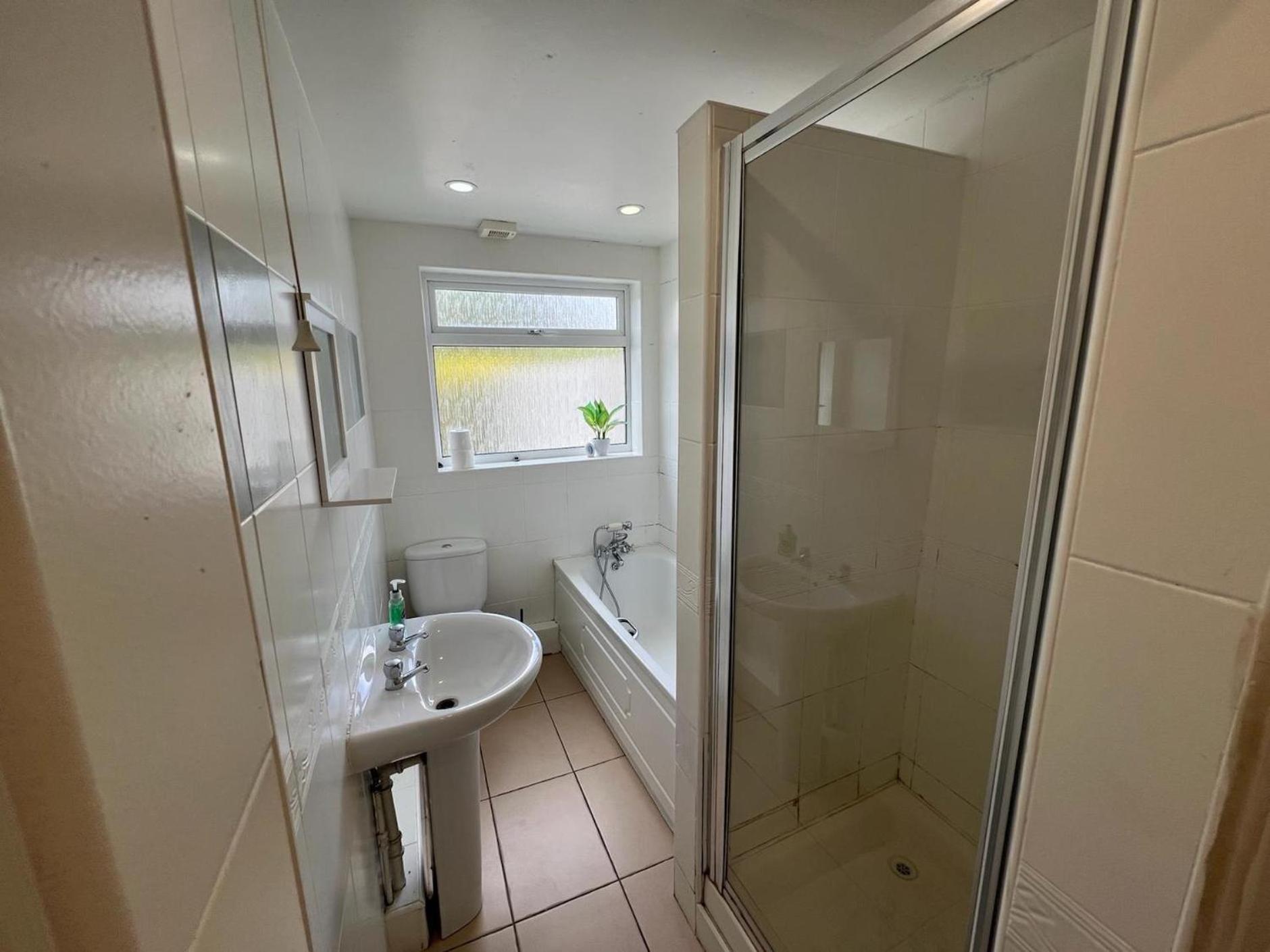 Great 4 Bedroom House - Great Location - Garden - Parking - Fast Wifi - Smart Tv - Newly Decorated - Sleeps Up To 8! Only 10 Mins Drive To Sandbanks Beach! Close To & Bournemouth Holiday home *
