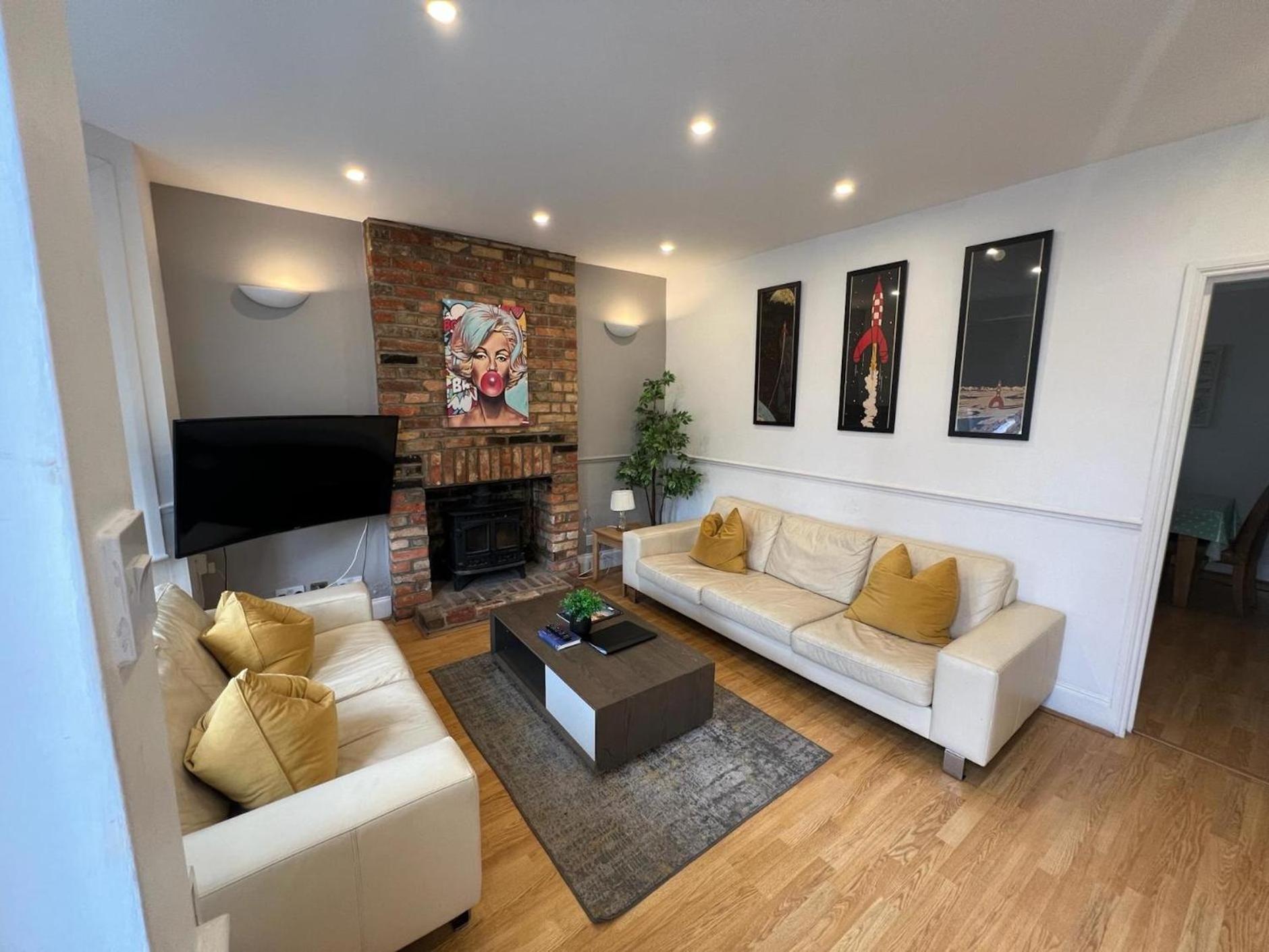 Holiday home Great 4 Bedroom House - Great Location - Garden - Parking - Fast Wifi - Smart Tv - Newly Decorated - Sleeps Up To 8! Only 10 Mins Drive To Sandbanks Beach! Close To & Bournemouth Poole