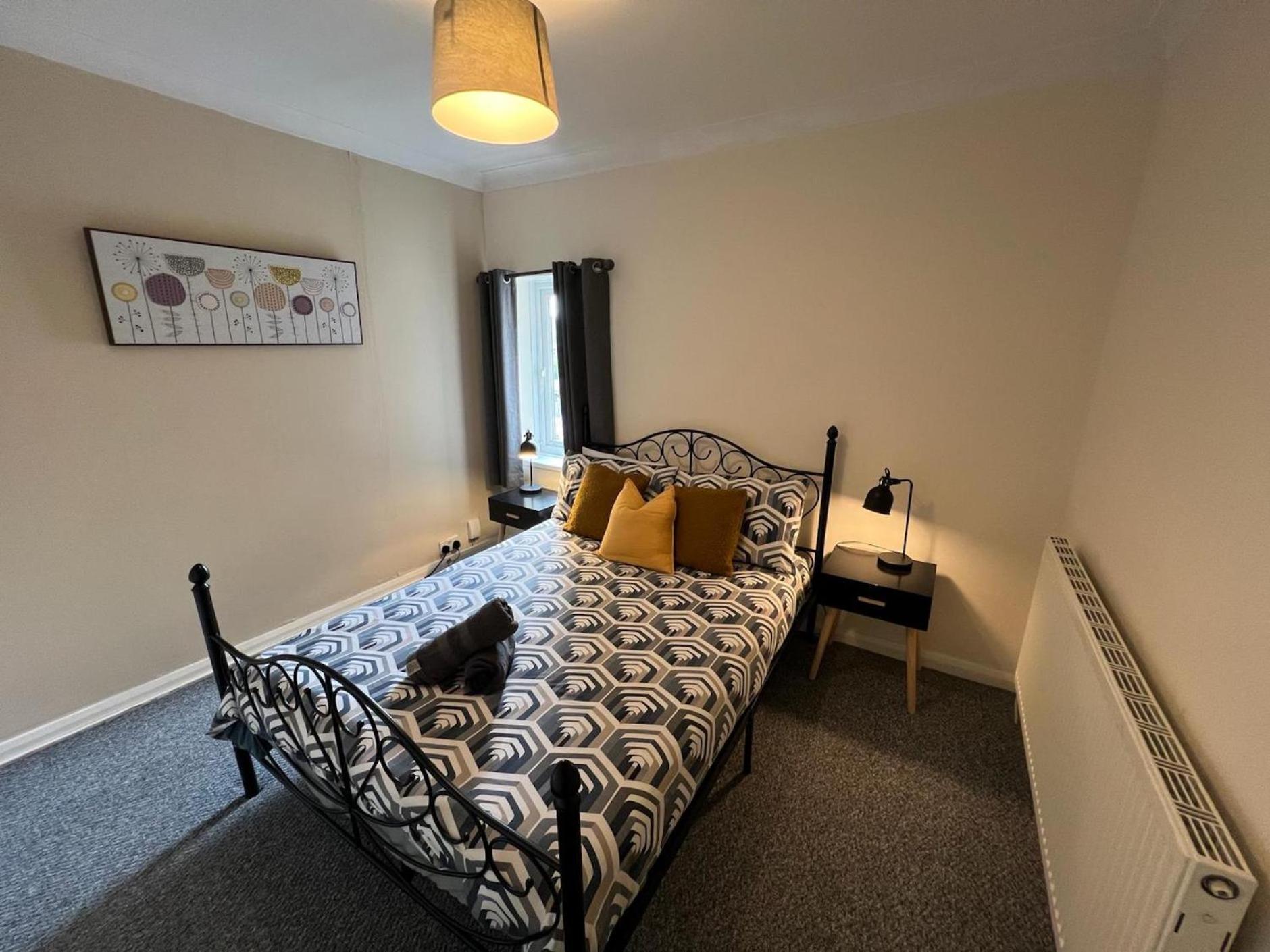 Great 4 Bedroom House - Great Location - Garden - Parking - Fast Wifi - Smart Tv - Newly Decorated - Sleeps Up To 8! Only 10 Mins Drive To Sandbanks Beach! Close To & Bournemouth Holiday home Poole