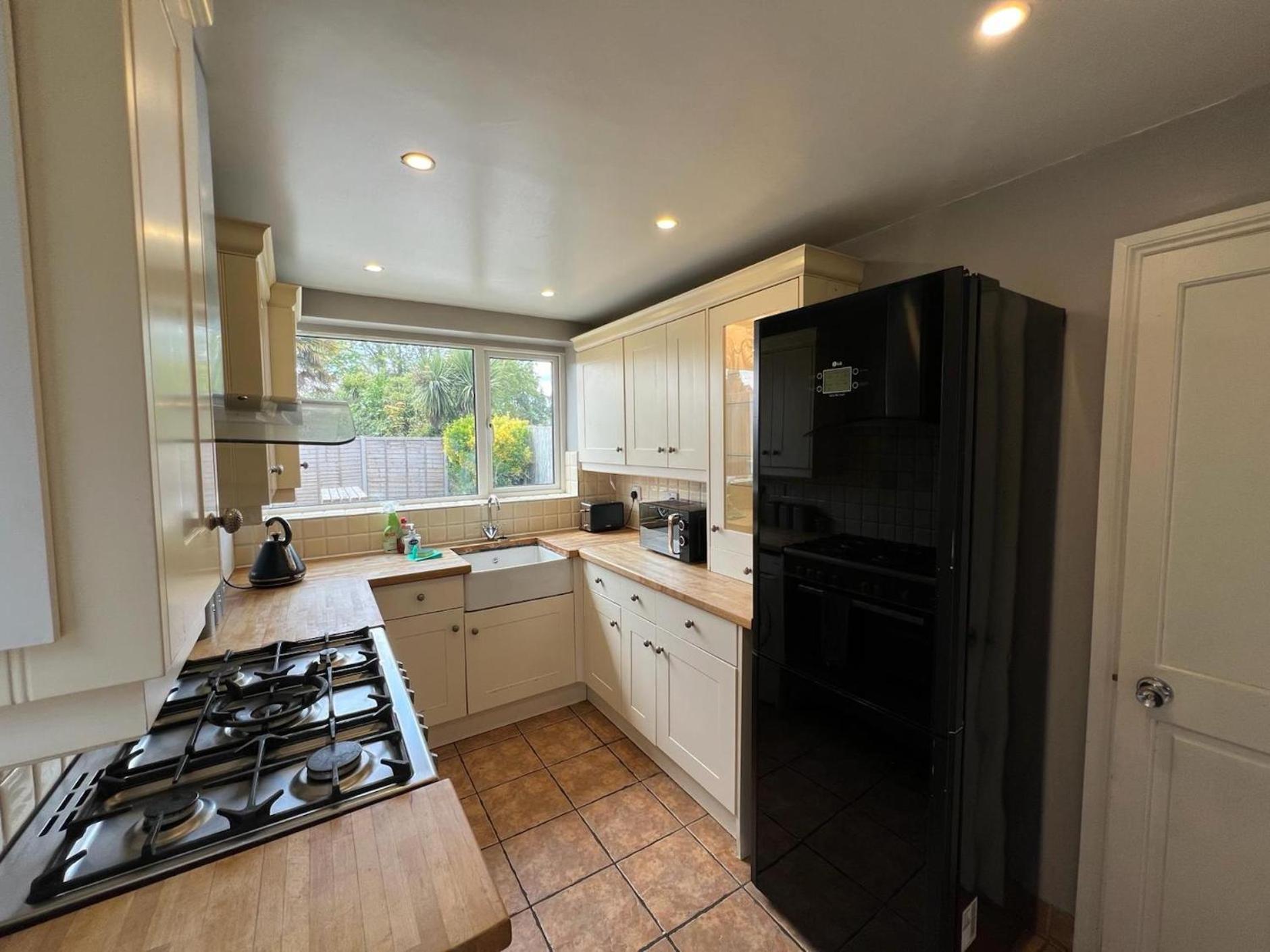 Holiday home Great 4 Bedroom House - Great Location - Garden - Parking - Fast Wifi - Smart Tv - Newly Decorated - Sleeps Up To 8! Only 10 Mins Drive To Sandbanks Beach! Close To & Bournemouth Poole