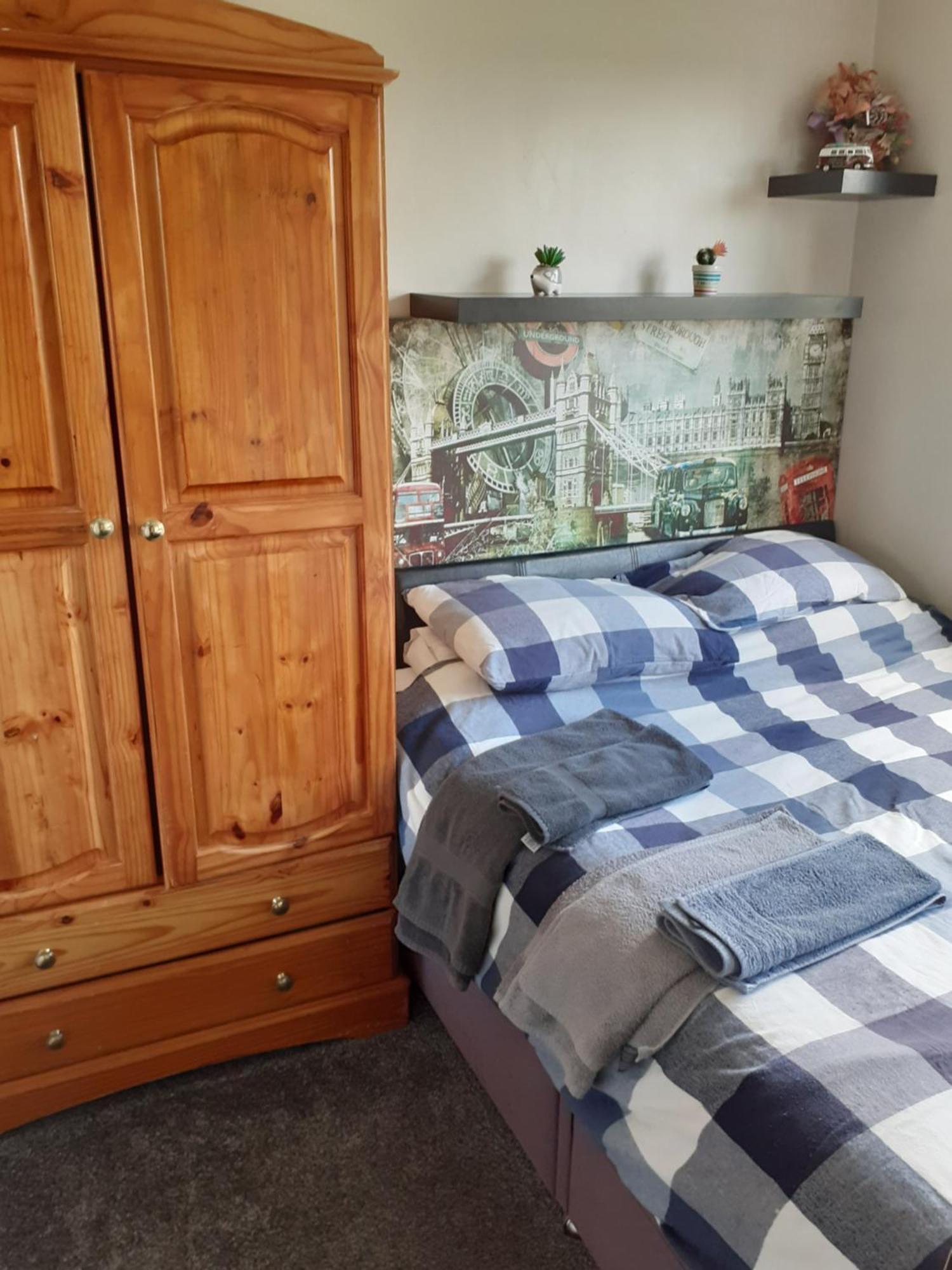 Homestay From Single Or Double Netflix Or Virgin Tv Wifi & Free Parking *