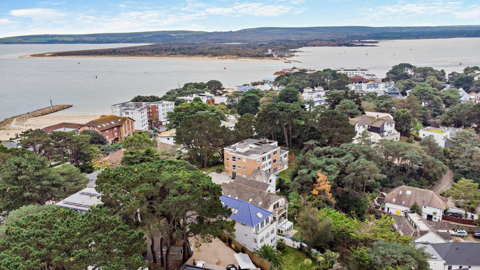 High Tides Elegant & Modern 4-bedroom In Sandbanks Villa