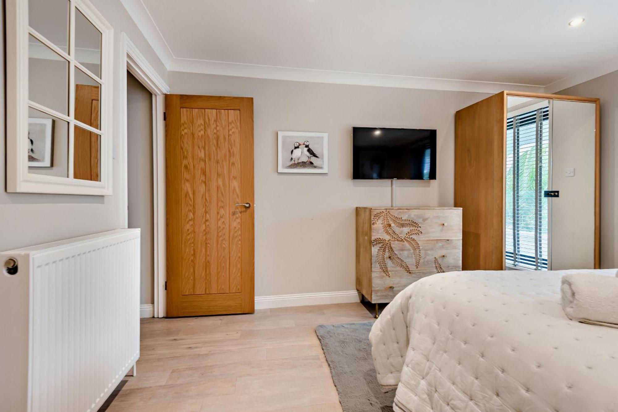 High Tides Elegant & Modern 4-bedroom In Sandbanks * Poole