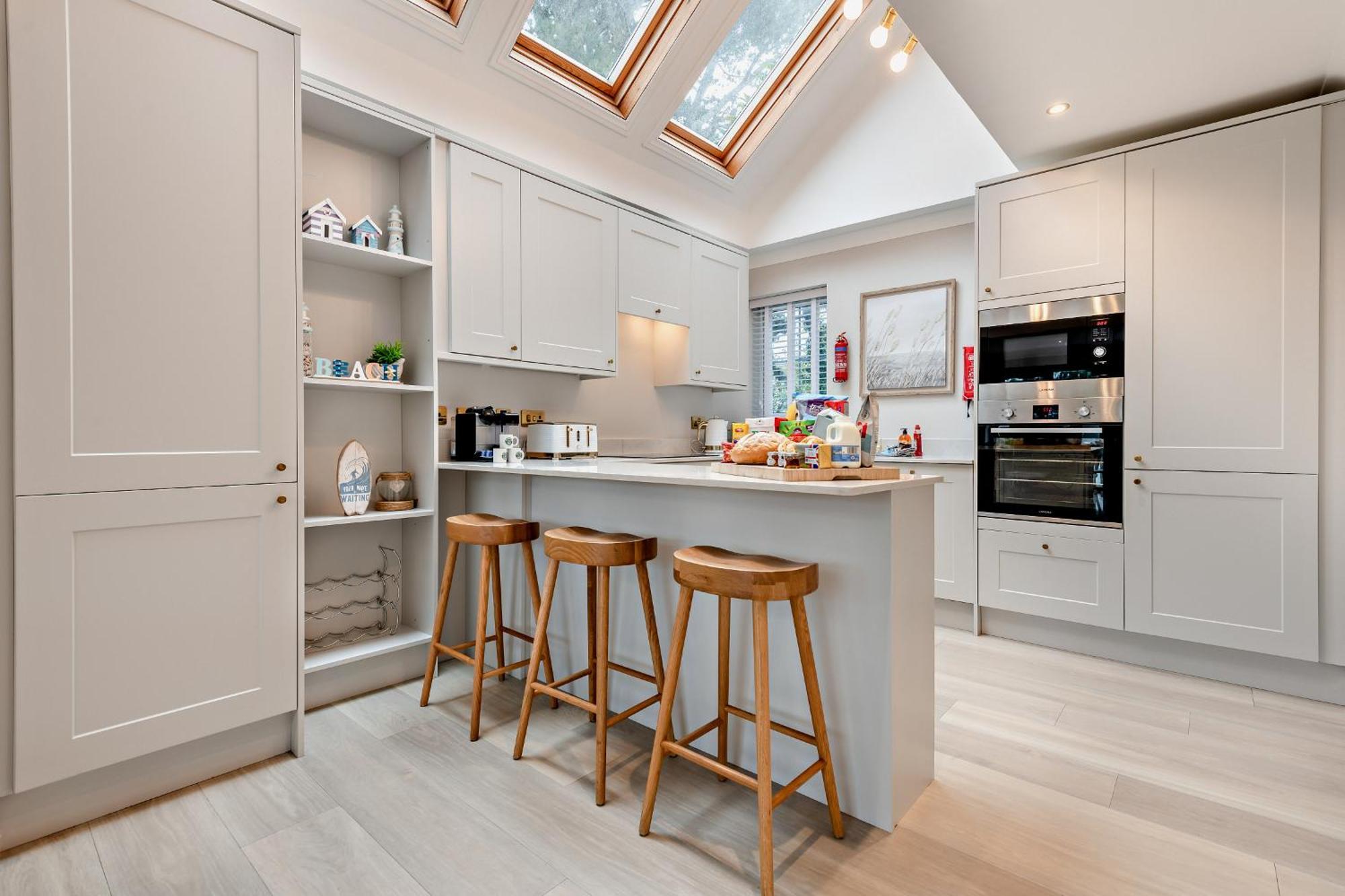 High Tides Elegant & Modern 4-bedroom In Sandbanks Villa *