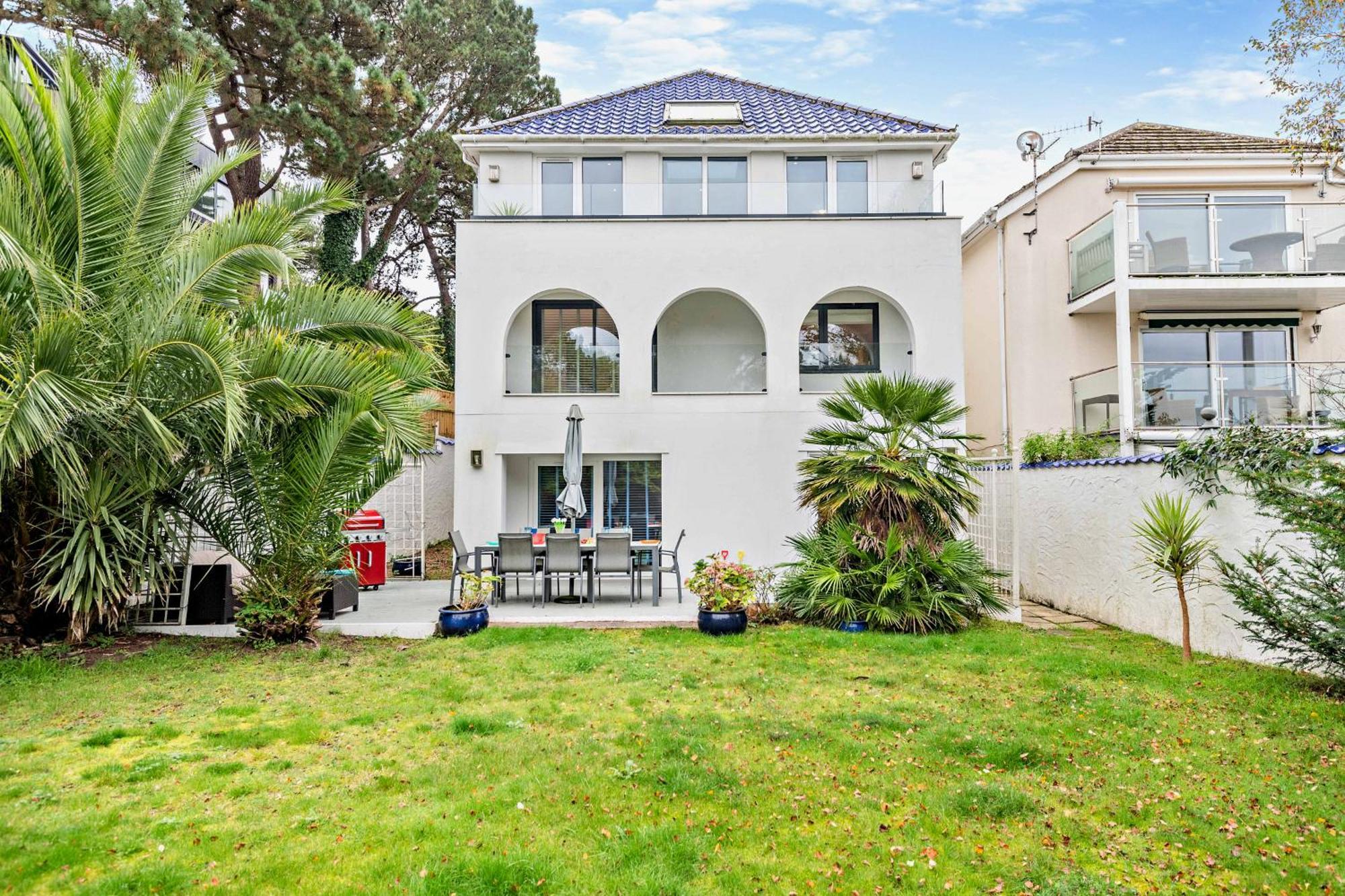 High Tides Elegant & Modern 4-bedroom In Sandbanks Villa