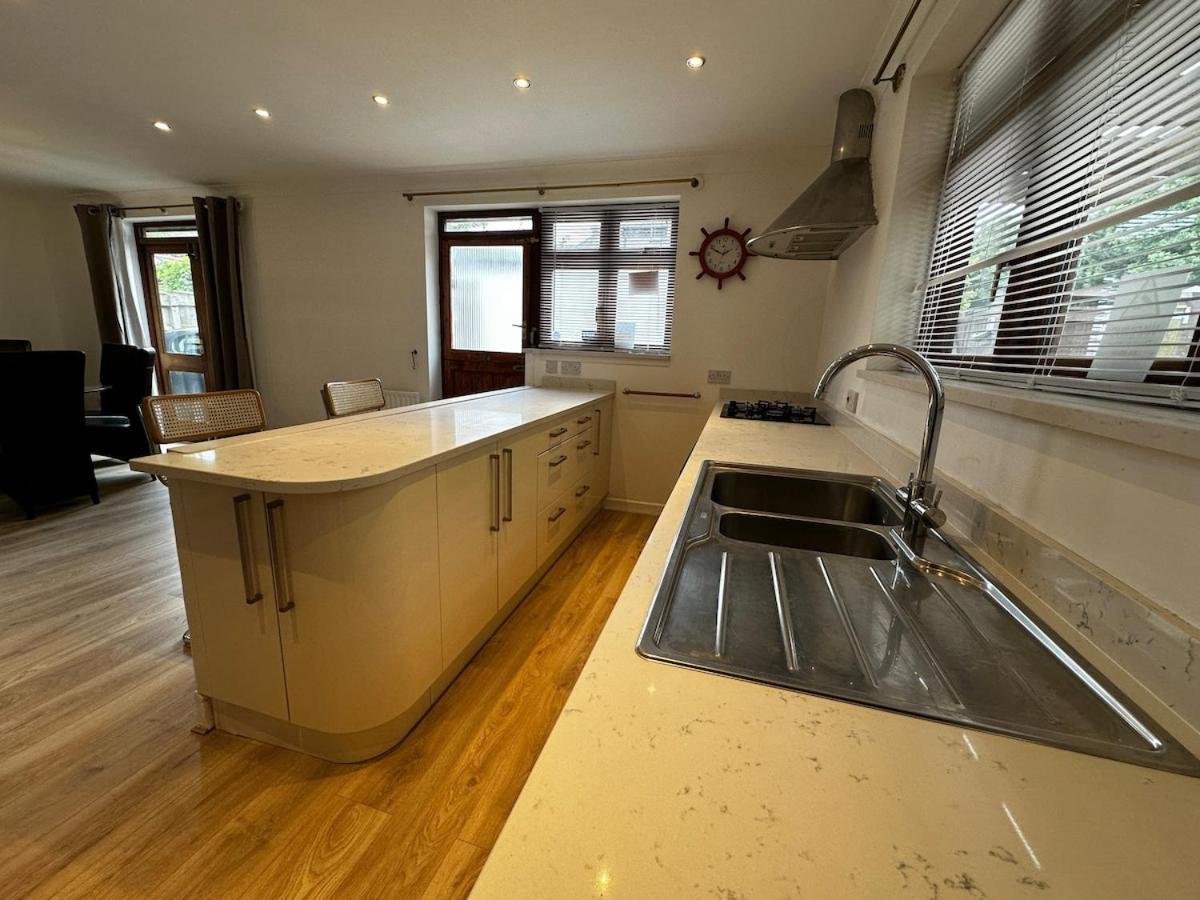 Your Side Retreat Sleeps 10-12 Nr Park & Sea Holiday home