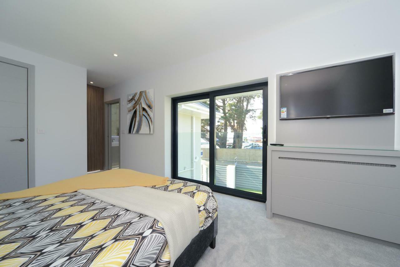 43 Panorama Road * Poole