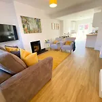 Stunning New House - Great Location - Garden - Parking - Fast Wifi - Smart Tv - Beautiful 2 Bedroom House Sleeps Up To 6! Only 5 Min Drive To Sandbanks Beach!