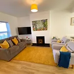 Stunning New House - Great Location - Garden - Parking - Fast Wifi - Smart Tv - Beautiful 2 Bedroom House Sleeps Up To 6! Only 5 Min Drive To Sandbanks Beach!