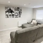 Townhouse In The Heart Of Poole With Beach Hut